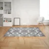 Tapete Lora SD88G grey, una alfombra moderna para el estudio en forma rectangular de 2.30 mts de largo por 1.60 mts de ancho, base en tono gris claro con patrón de rombos gris oscuro y blanco. Alfombra tejida importada de Turquía. Alfombras y tapetes en Bucaramanga