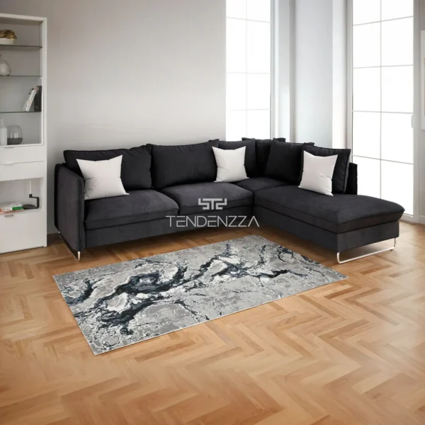 Alfombra Ottomano B734A grey, una alfombra para la sala principal moderna. Piso en madera, sofá en ele color negro con una alfombra en forma rectangular de 2.30 mts de largo por 1.60 mts de ancho, base en tono gris claro con diseño de neuronas gris oscuro, negro, azul y blanco. Alfombra importada de Turquía. Alfombras y tapetes en Bucaramanga